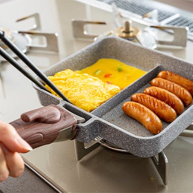 取っ手が外せるストーンマーブル仕切フライパン 使用イメージ