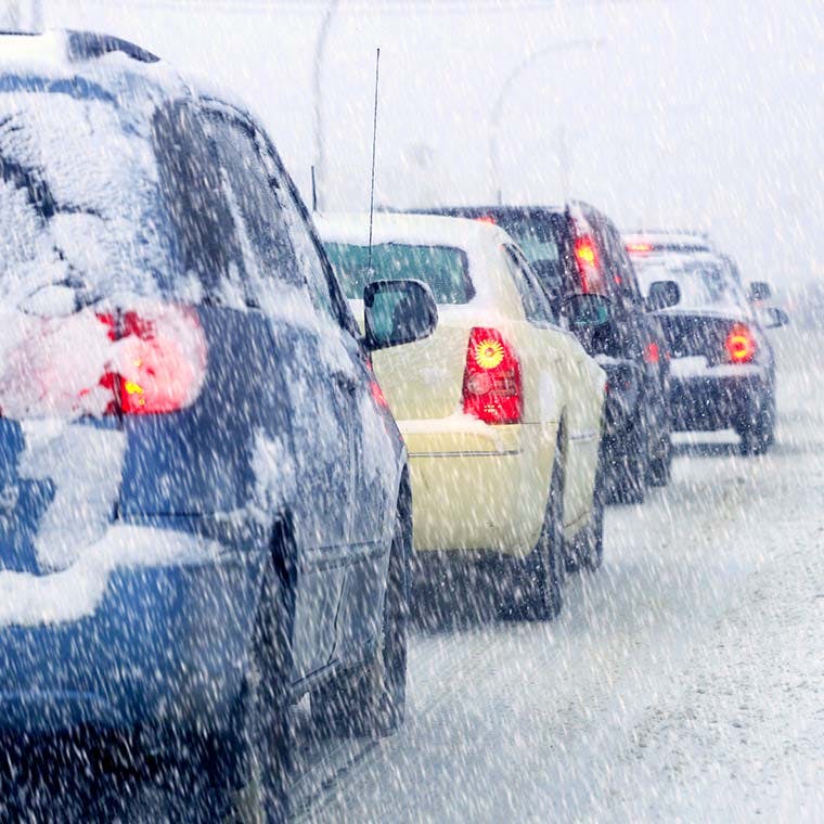 雪かきや凍結防止、車の雪対策グッズをご紹介