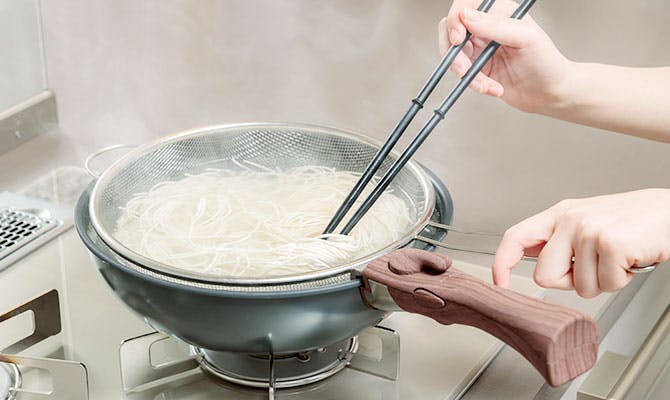 深型のフライパンで、サッと茹でる時短料理