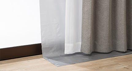 カーテンのすきまから伝わる冷気・熱気をカット：窓とカーテンの間に垂らすことで、熱気・冷気の侵入を防ぎます。裾部分が床に対して10～15cm程度垂れるようにしてお使いください。