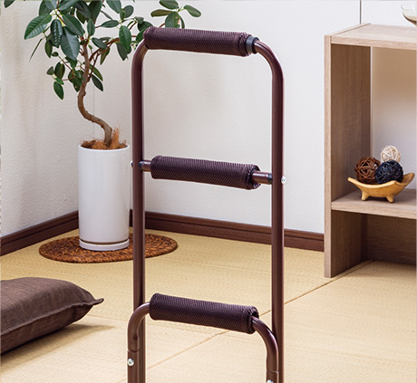 立ち上がりサポートステッキ3段 ブラウン 幅42.5cm 奥行37cm 高さ81cm