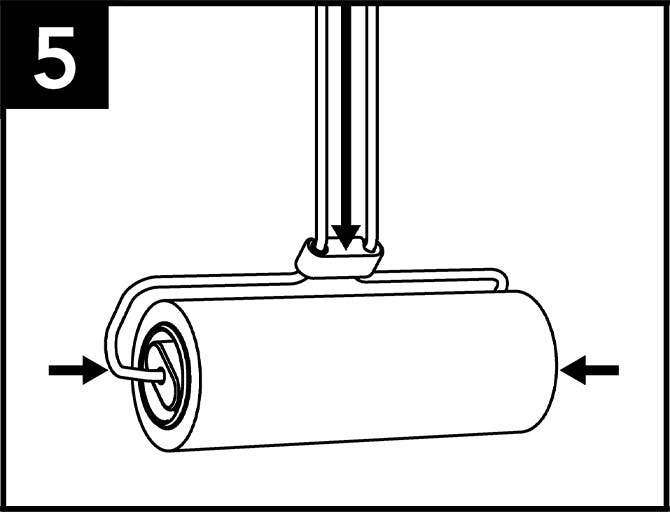 左右のホルダーの中央の穴に柄の先端を差し込み、柄の根元までテープが外れないようロック部をスライドさせてください。