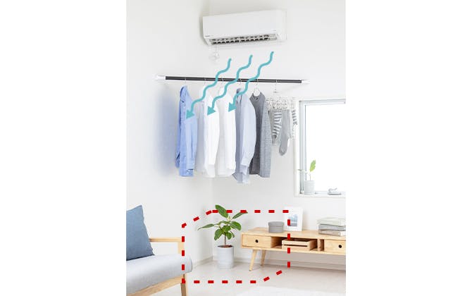 角のデッドスペースにも設置可能。エアコンの下のコーナーに渡せば、風が当たり、洗濯物が乾きやすい。洗濯物の下のスペースも有効活用できる。