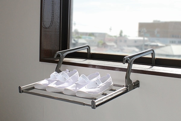 竿にもベランダ壁にも掛けられる伸縮ランドリーラック | 洗濯物